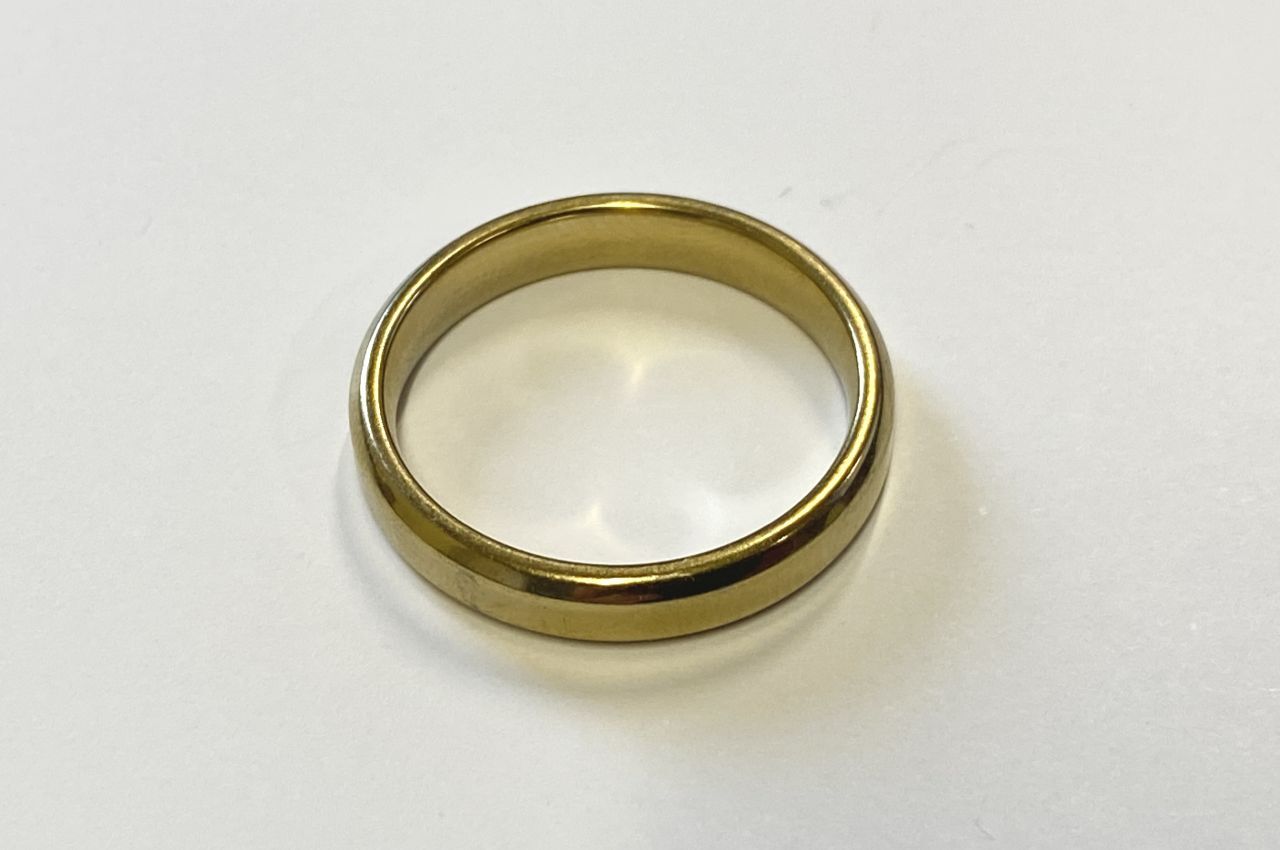 ein goldener Ring auf weißer Oberfläche