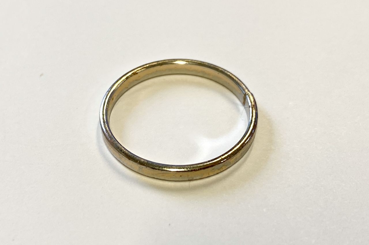 ein Ring auf weißer Fläche